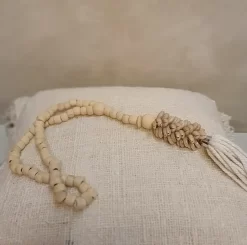 Kralenhanger met kauri schelpen