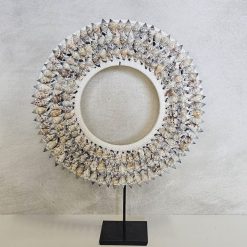 Schelpendecoratie op standaard 'Reo'