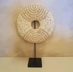 Kralendecoratie op standaard 'Bangli cream'