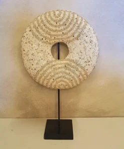 Kralendecoratie op standaard 'Bangli cream'
