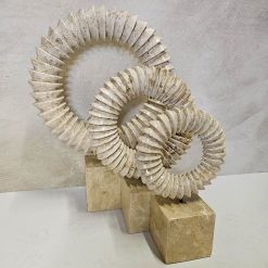 Ringen op standaard. Crème