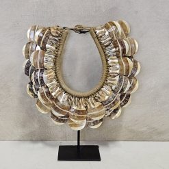 Schelpendecoratie op standaard 'Mirih'