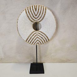 Kralen decoratie op standaard 'Bangli white'