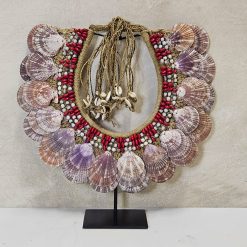 Schelpenkraag op standaard 'Kipas'