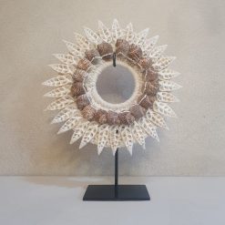 Schelpenkraag op standaard 'Lombok'