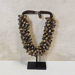 Schelpenkraag op standaard 'Yogyakarta'