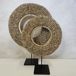 Schelpendecoratie op standaard 'Kauri bruin'