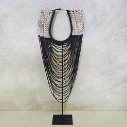 Schelpenketting op standaard 'Mambi' zwart