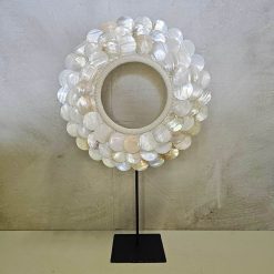 Schelpendecoratie op standaard 'Koba'