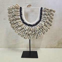 Schelpendecoratie op standaard 'Biak'